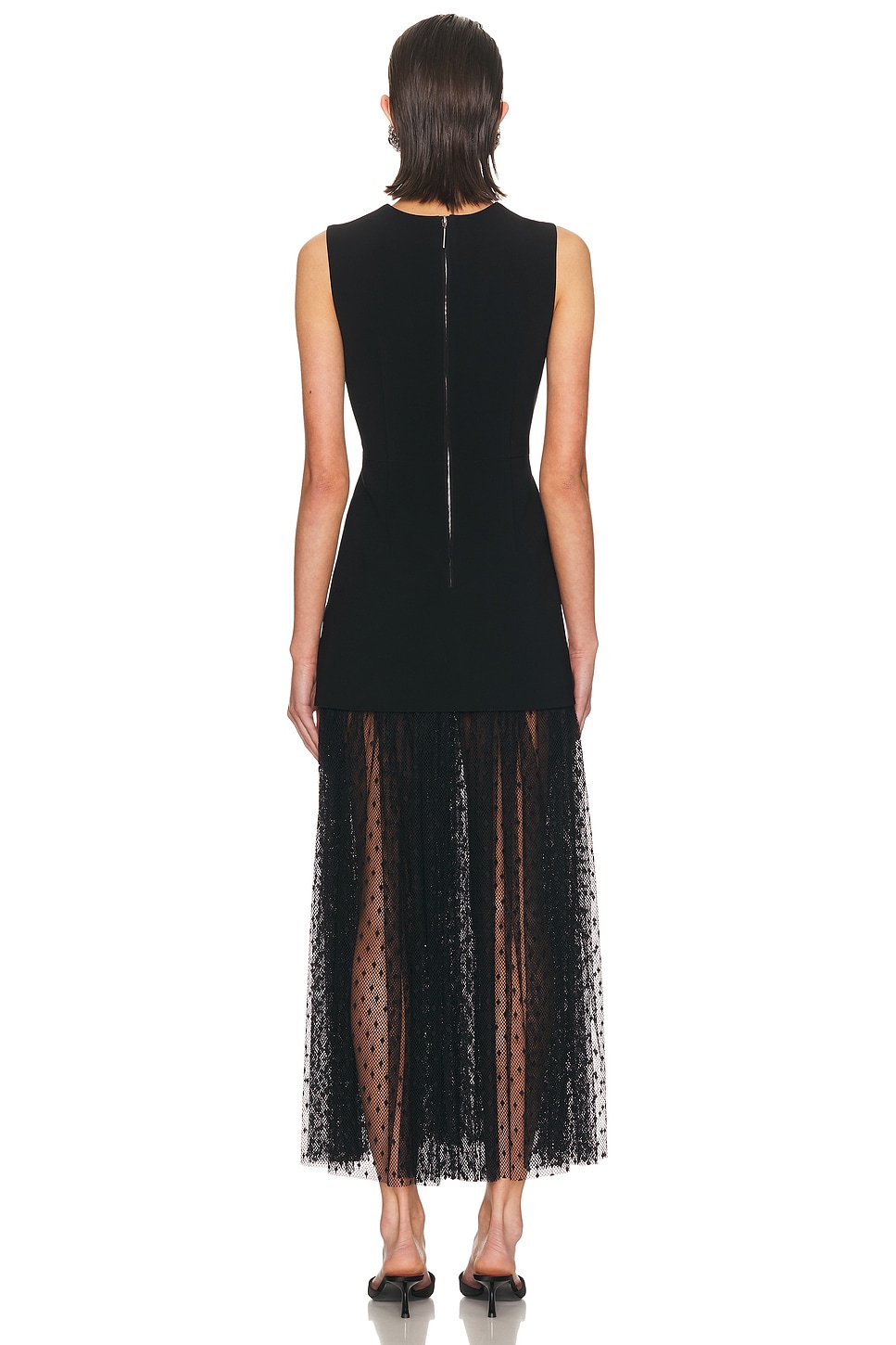 فستان "ميدي" أسود بتصميم عصري وتفاصيل من الدانتيل المنقط