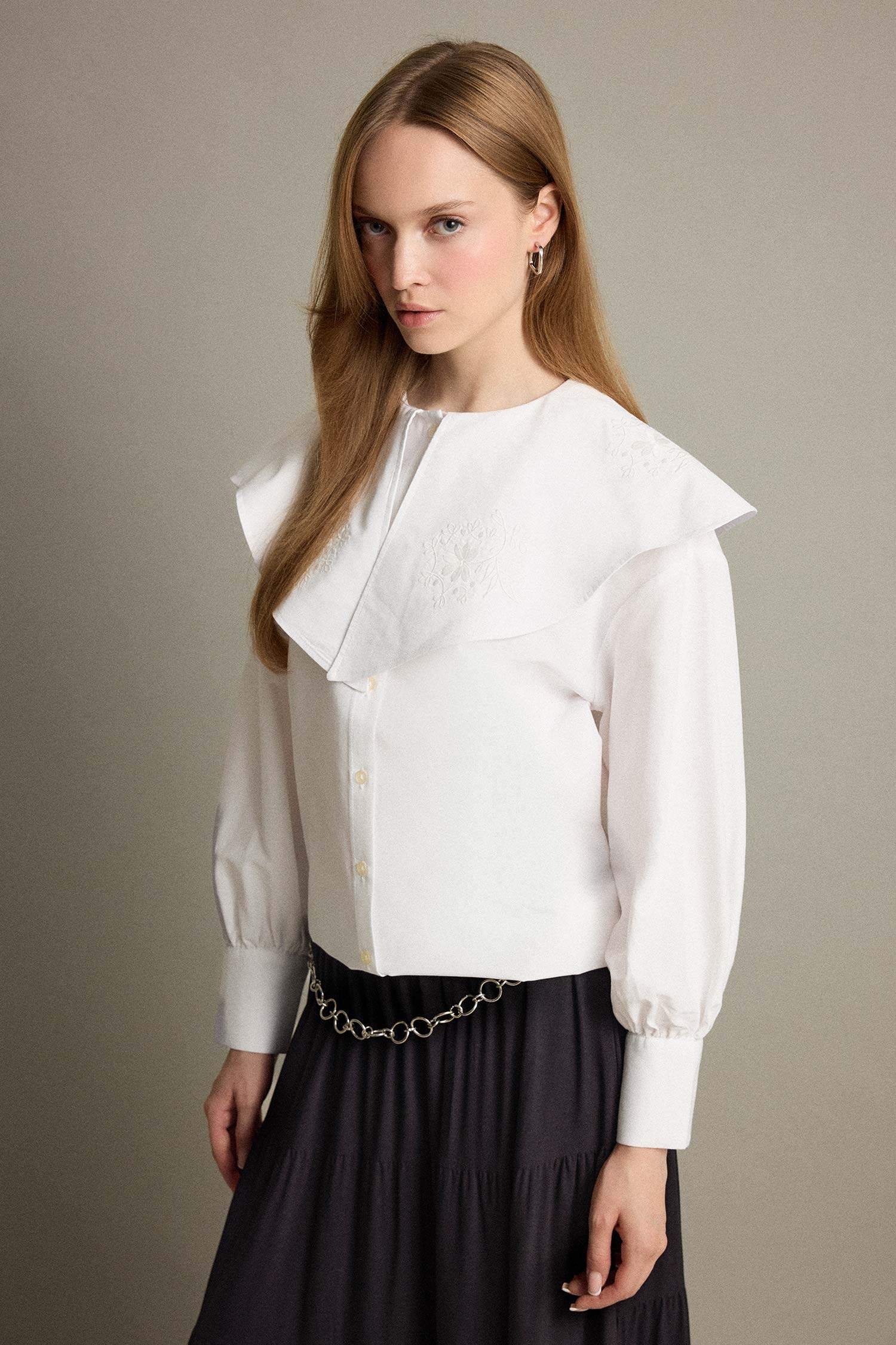 قميص قطني أبيض بياقة عريضة وتفاصيل مطرزة