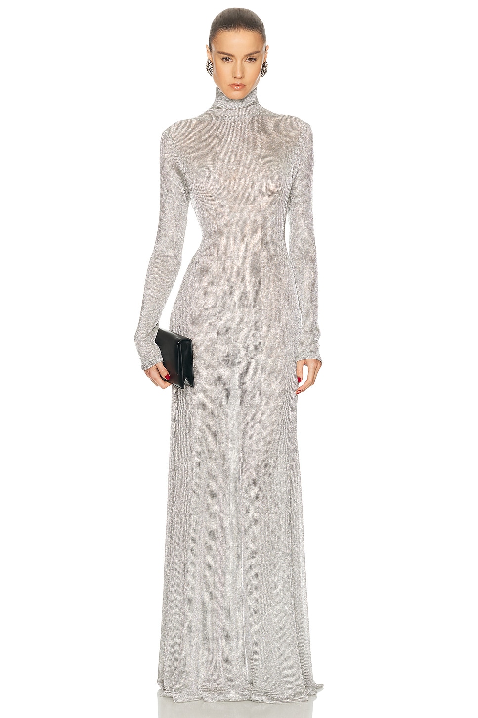 فستان "ماكسي" بياقة عالية ولمعة ميتاليك فضية