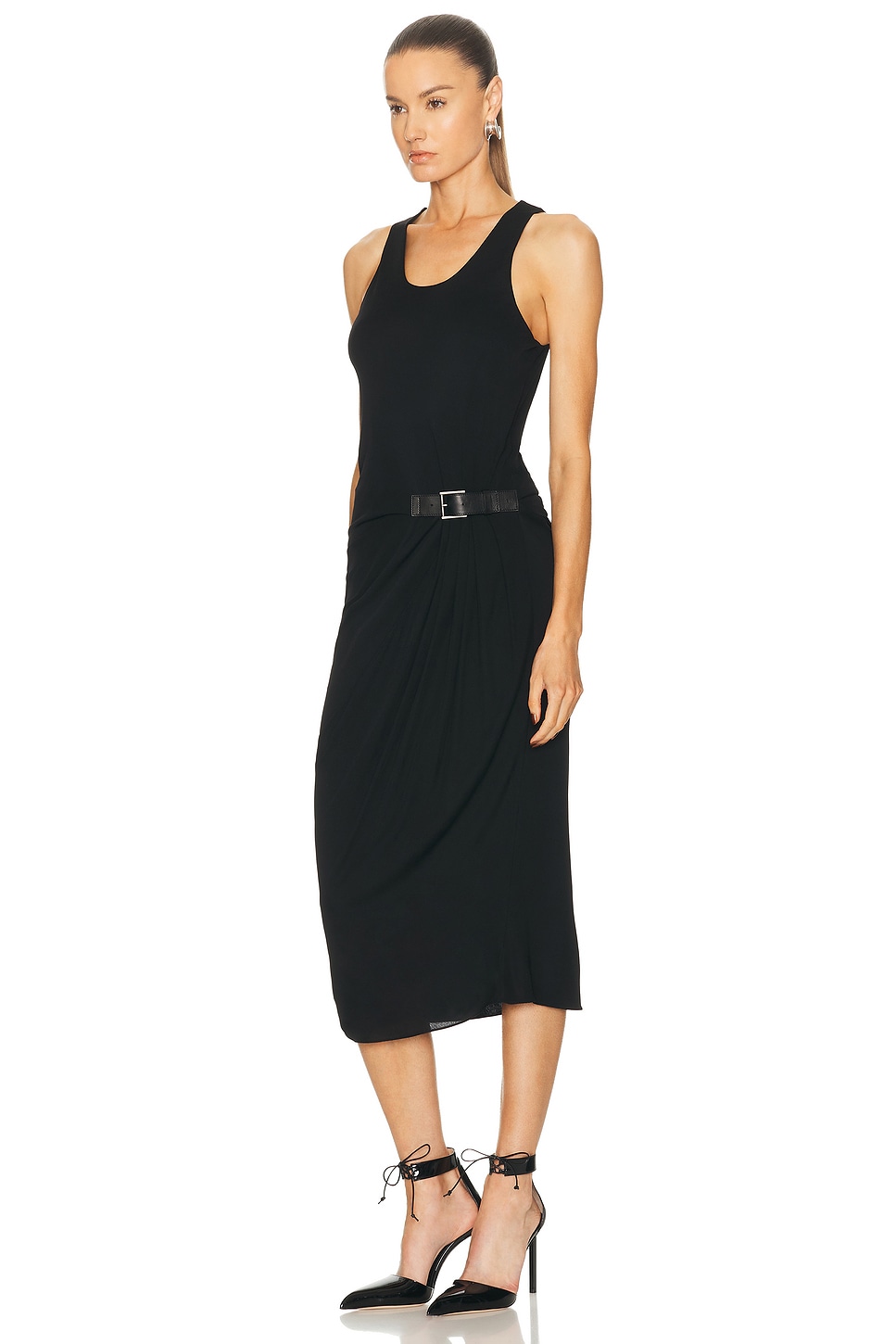 فستان "ميدي" أسود بتصميم "درابيه" مع حزام خصر