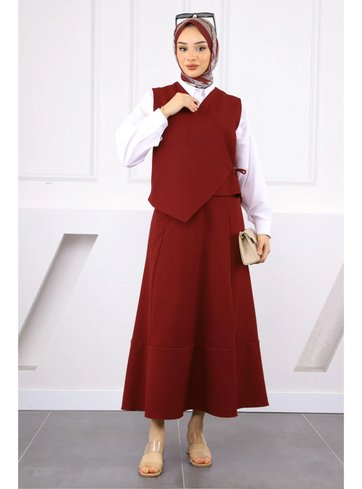 طقم نسائي أنيق (قطعتين): تنورة وسترة (فيست) باللون العنابي