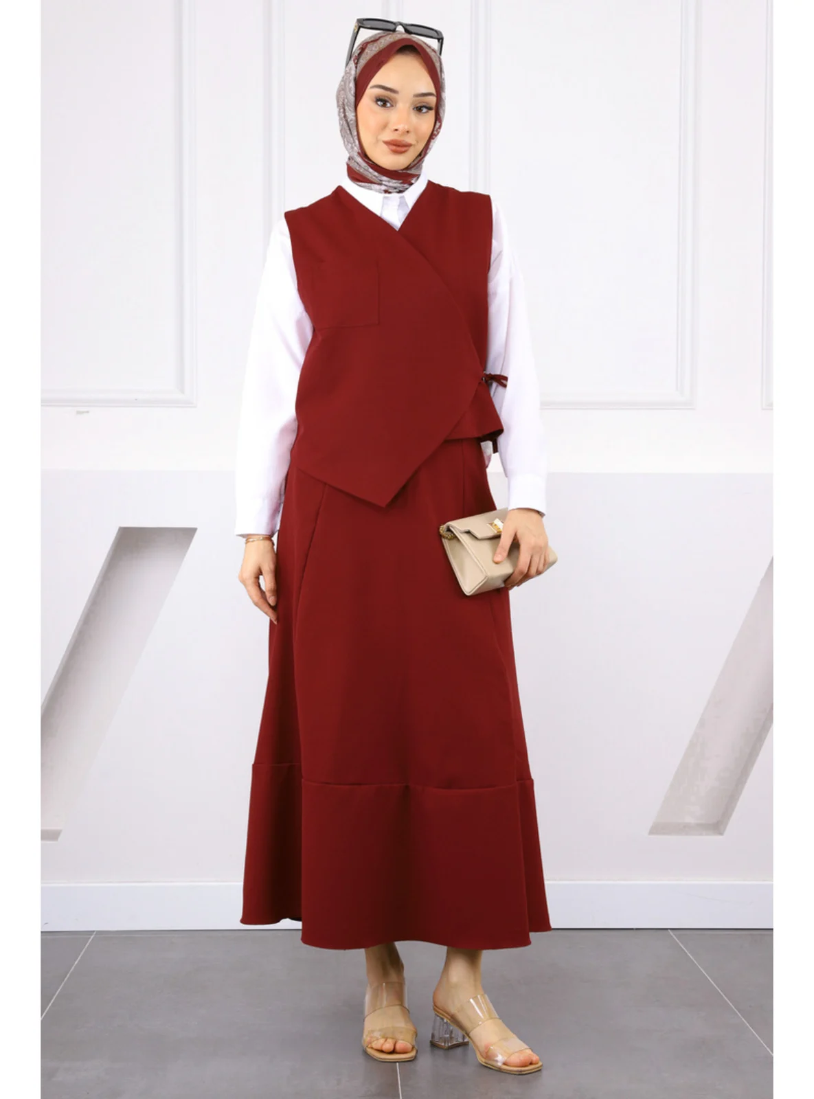 طقم نسائي أنيق (قطعتين): تنورة وسترة (فيست) باللون العنابي