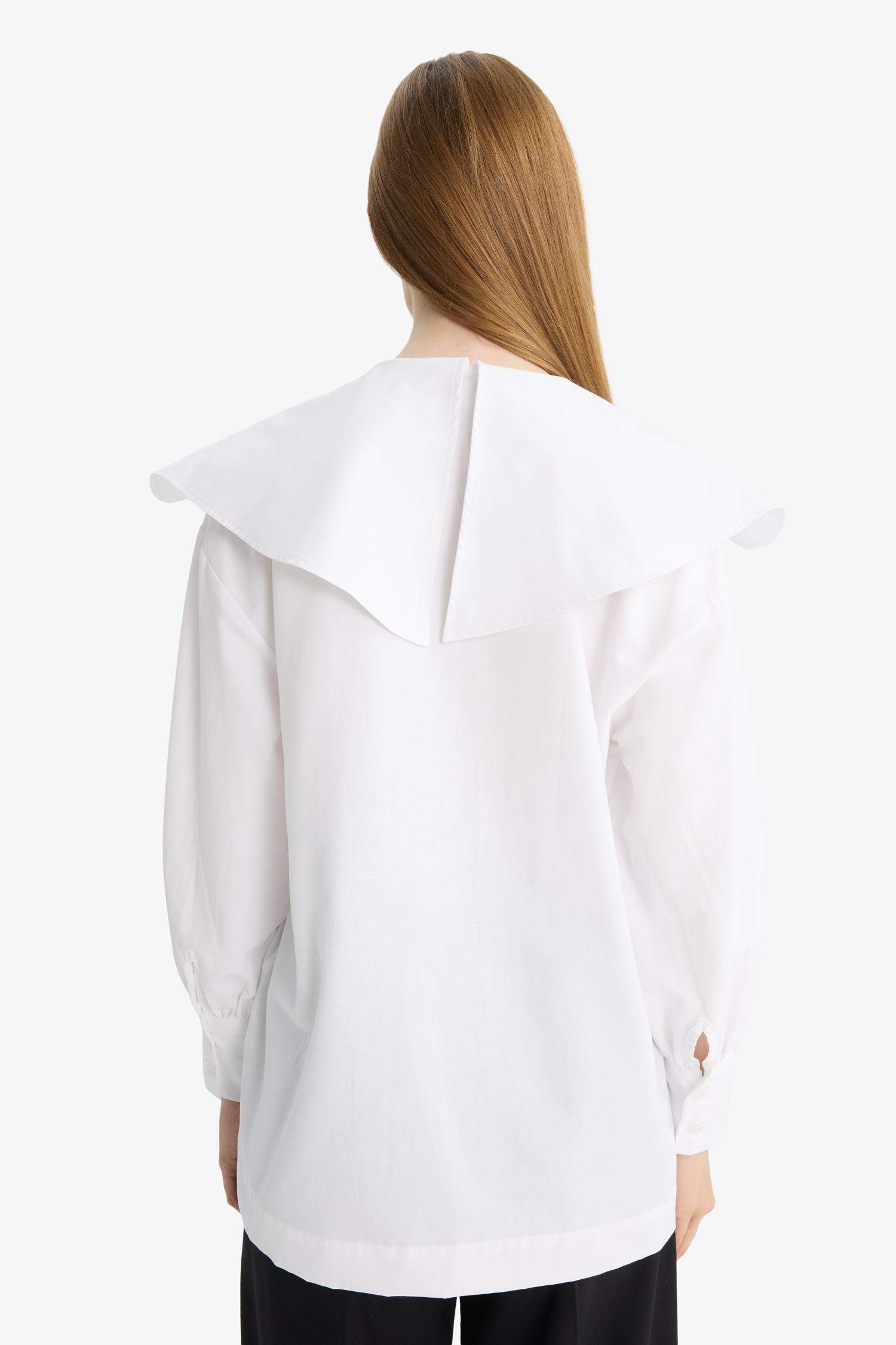 قميص قطني أبيض بياقة عريضة وتفاصيل مطرزة