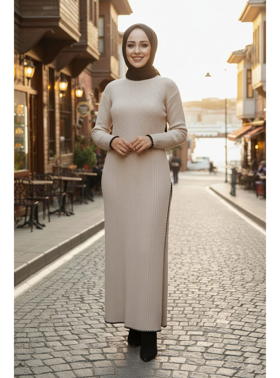 طقم تريكو نسائي قطعتين - بيج بلمسات سوداء