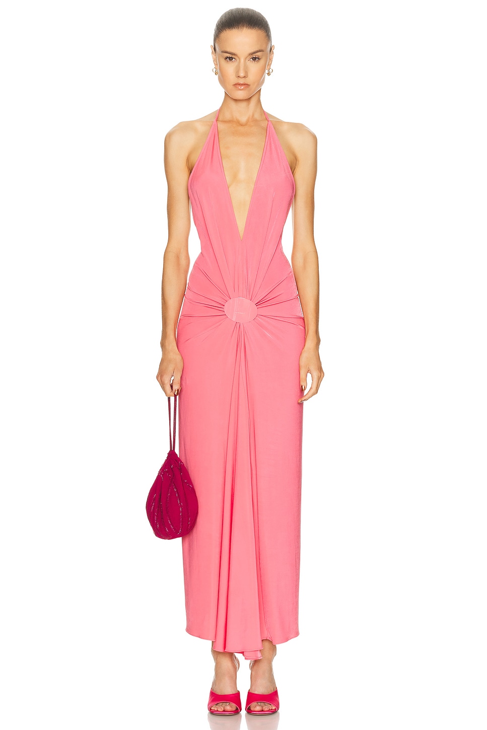 فستان ماكسي وردي بفتحة صدر V عميقة وتفصيل حلقي