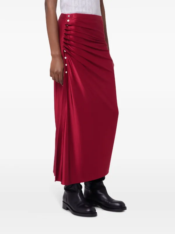 تنورة ماكسي ساتان باللون العنابي مع ثنيات جانبية وأزرار