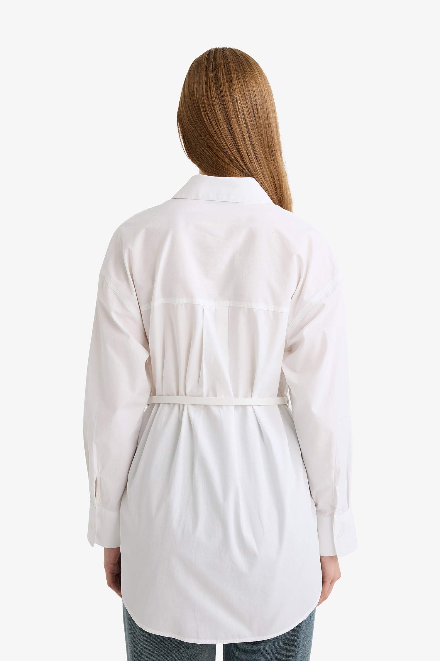 قميص نسائي طويل (تونيك) أبيض مع بنطال جينز وقصة عصرية