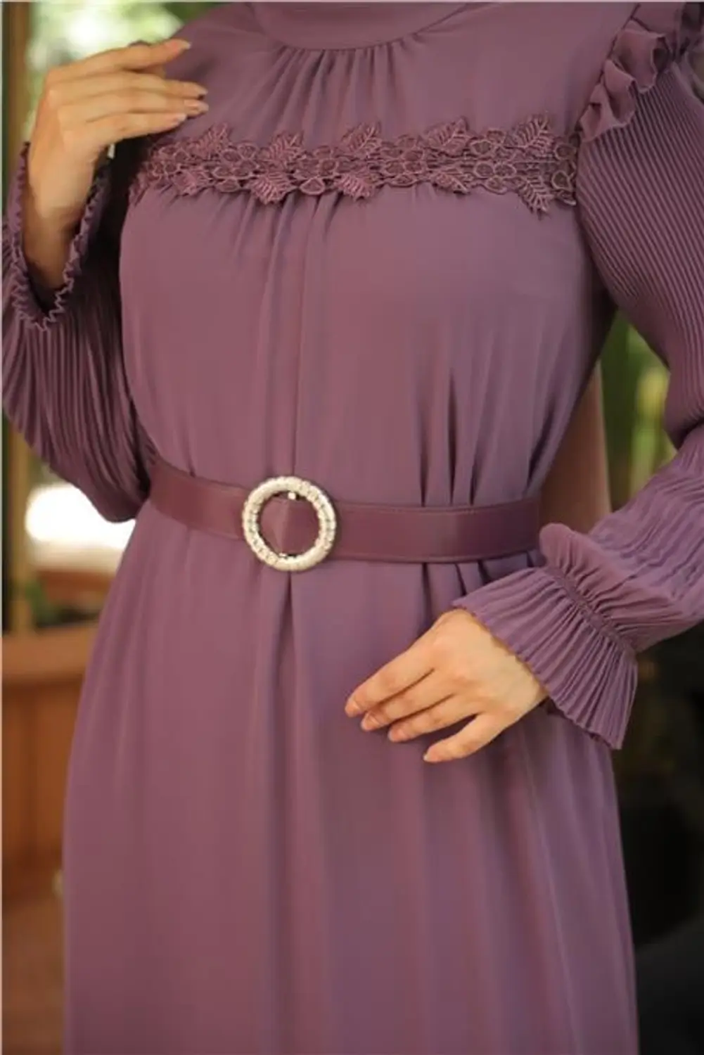فستان سهرة شيفون ناعم بلون بنفسجي (موف) مع حزام وتفاصيل دانتيل