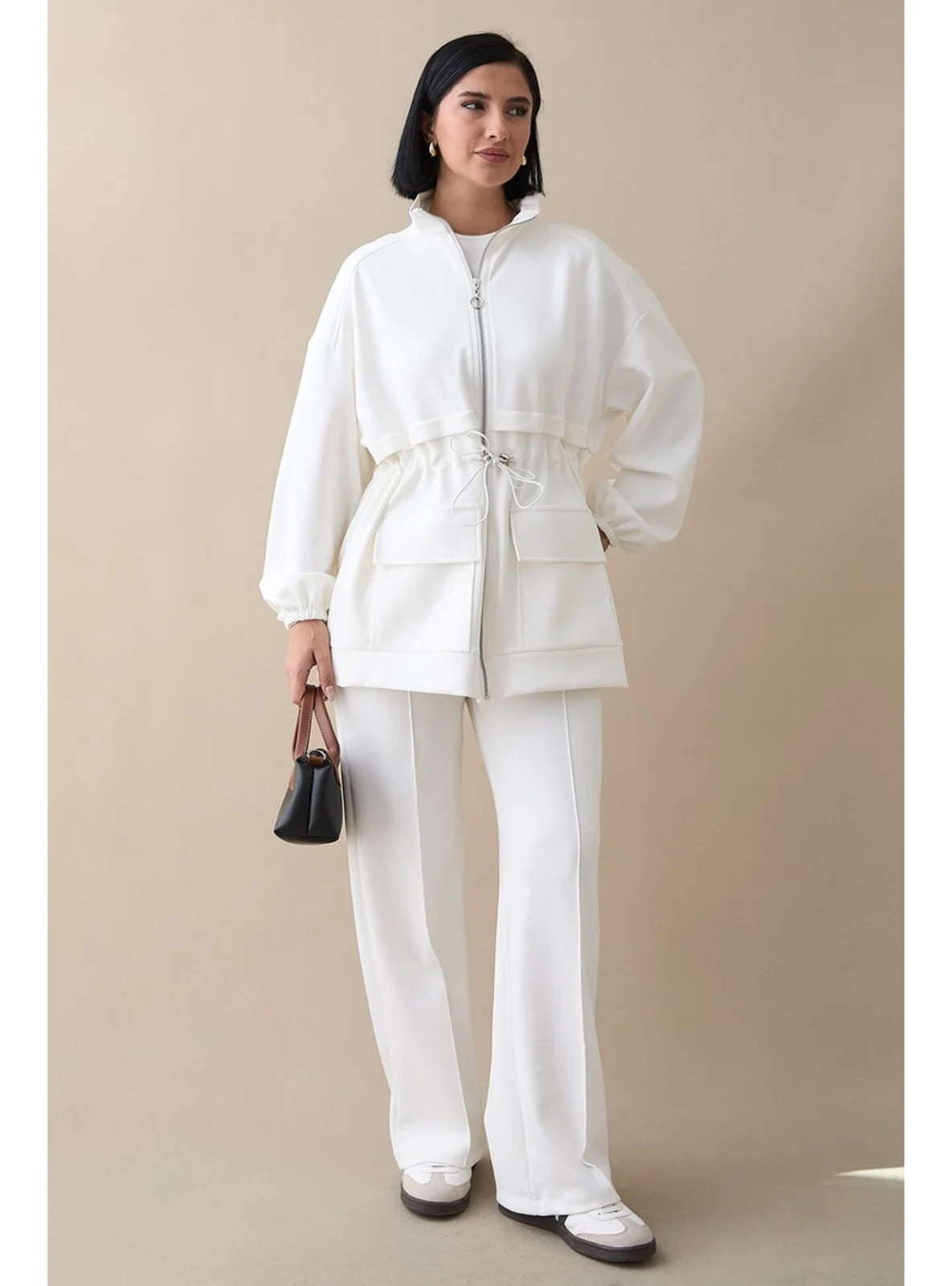 طقم "أويشو" قطعتين باللون الأبيض الناصع - عصري وعملي