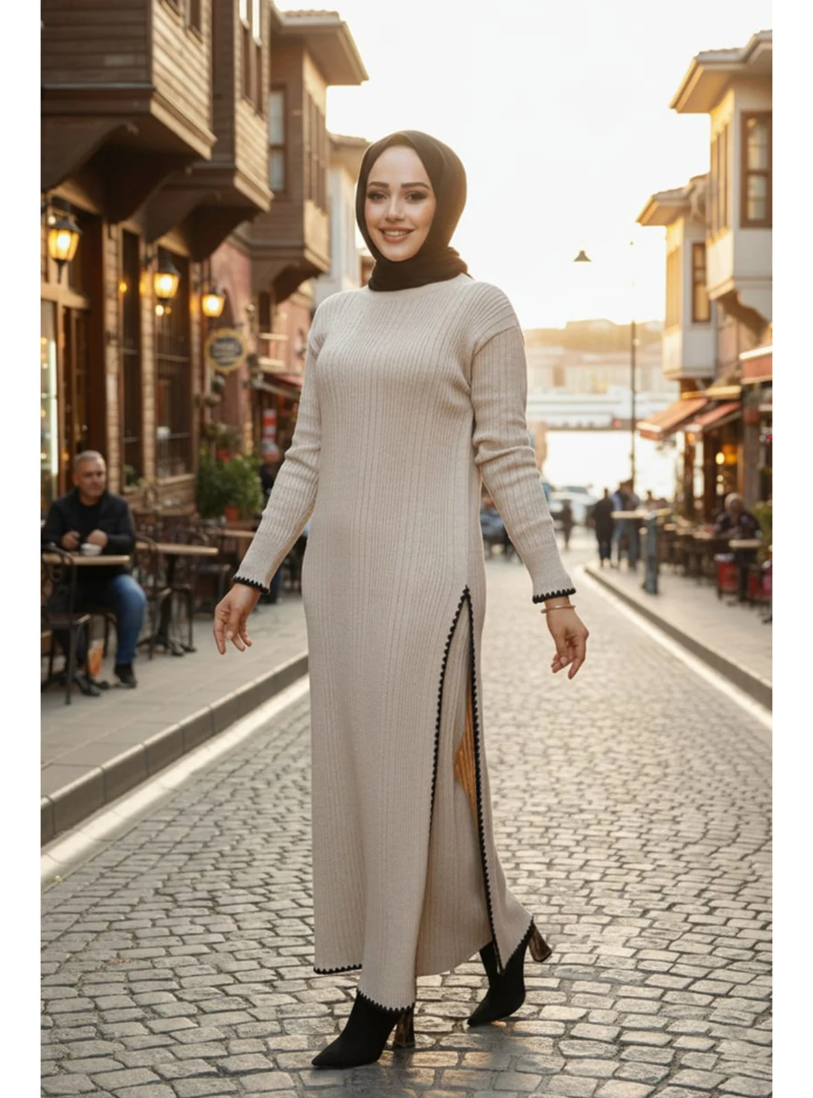 طقم تريكو نسائي قطعتين - بيج بلمسات سوداء