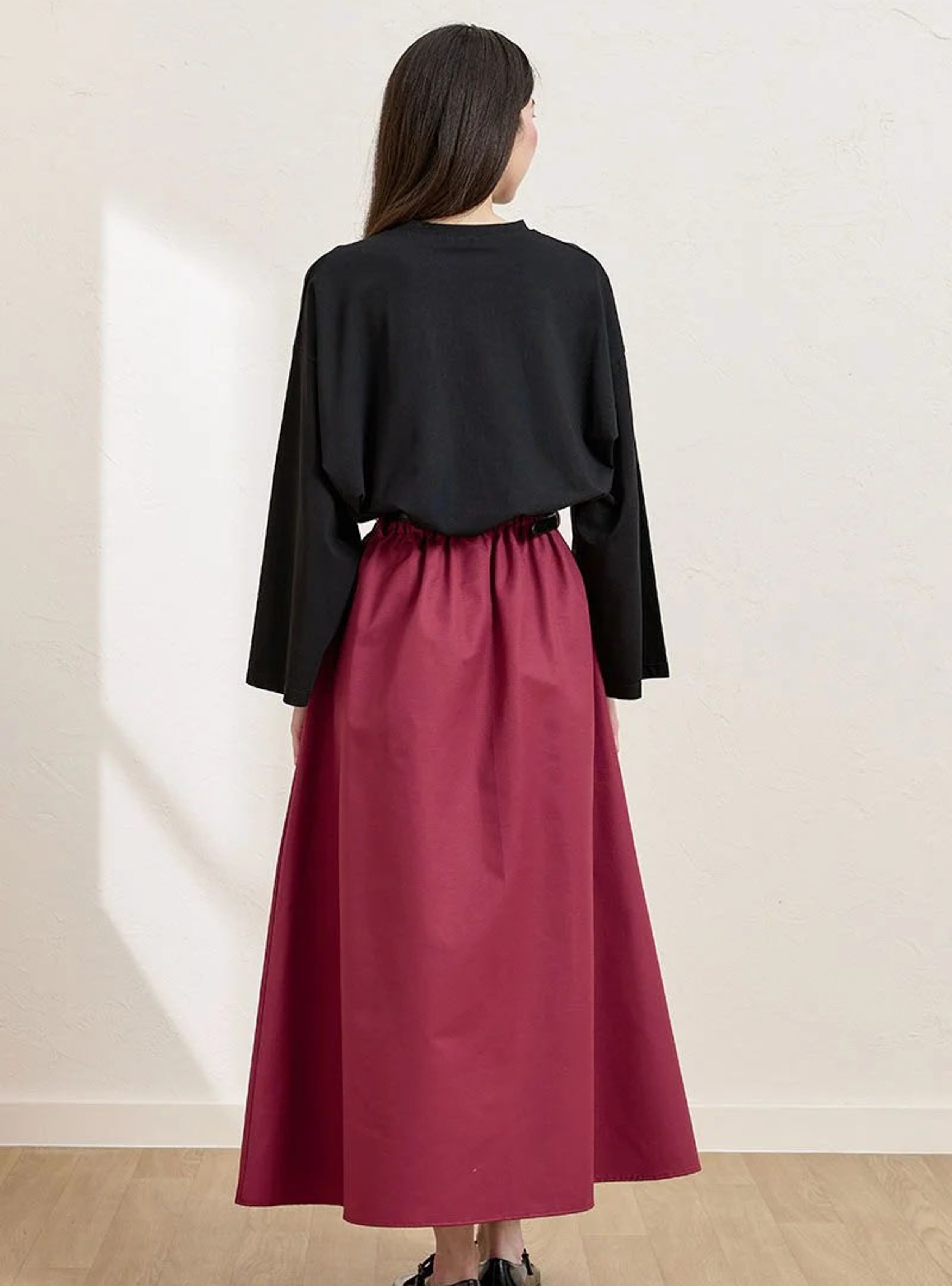 تنورة ماكسي بكسرات ولون عنابي (بوردو) و بلوزة سوداء فاخرة 