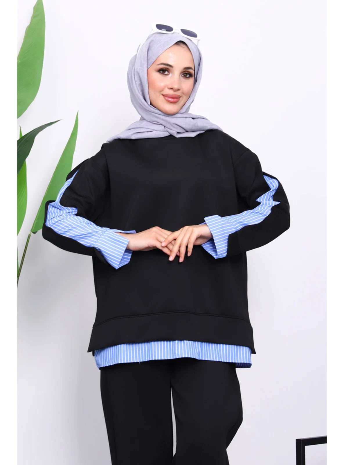 طقم "سكوبا" عصري - أسود بتفاصيل مخططة