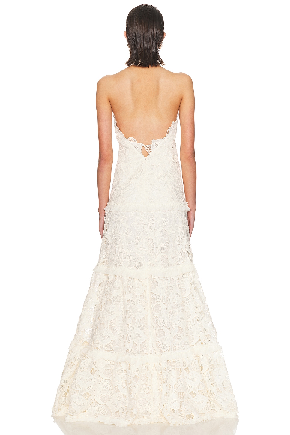 فستان سهرة "ماكسي" من الدانتيل الفاخر بياقة عالية