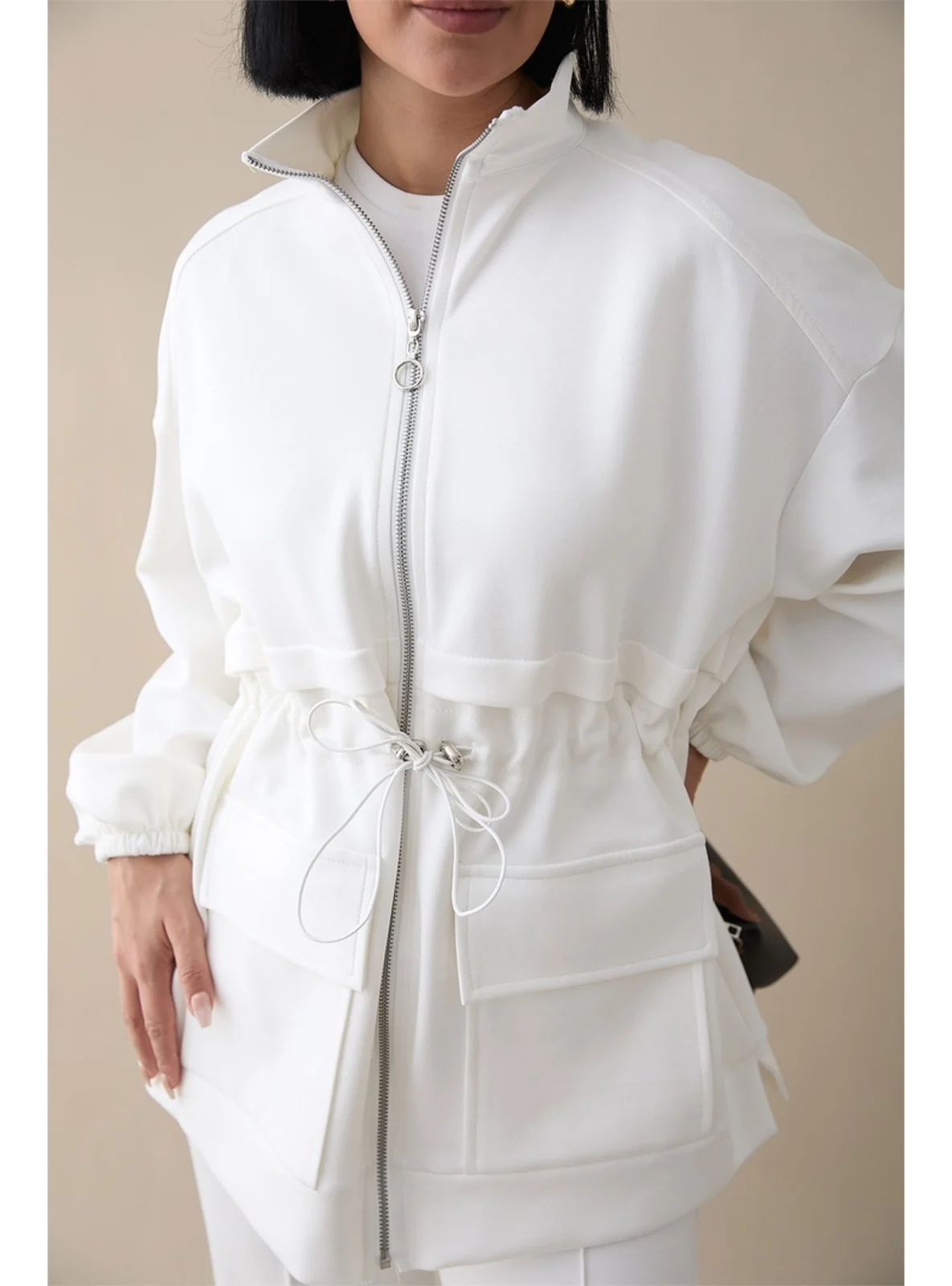 طقم "أويشو" قطعتين باللون الأبيض الناصع - عصري وعملي