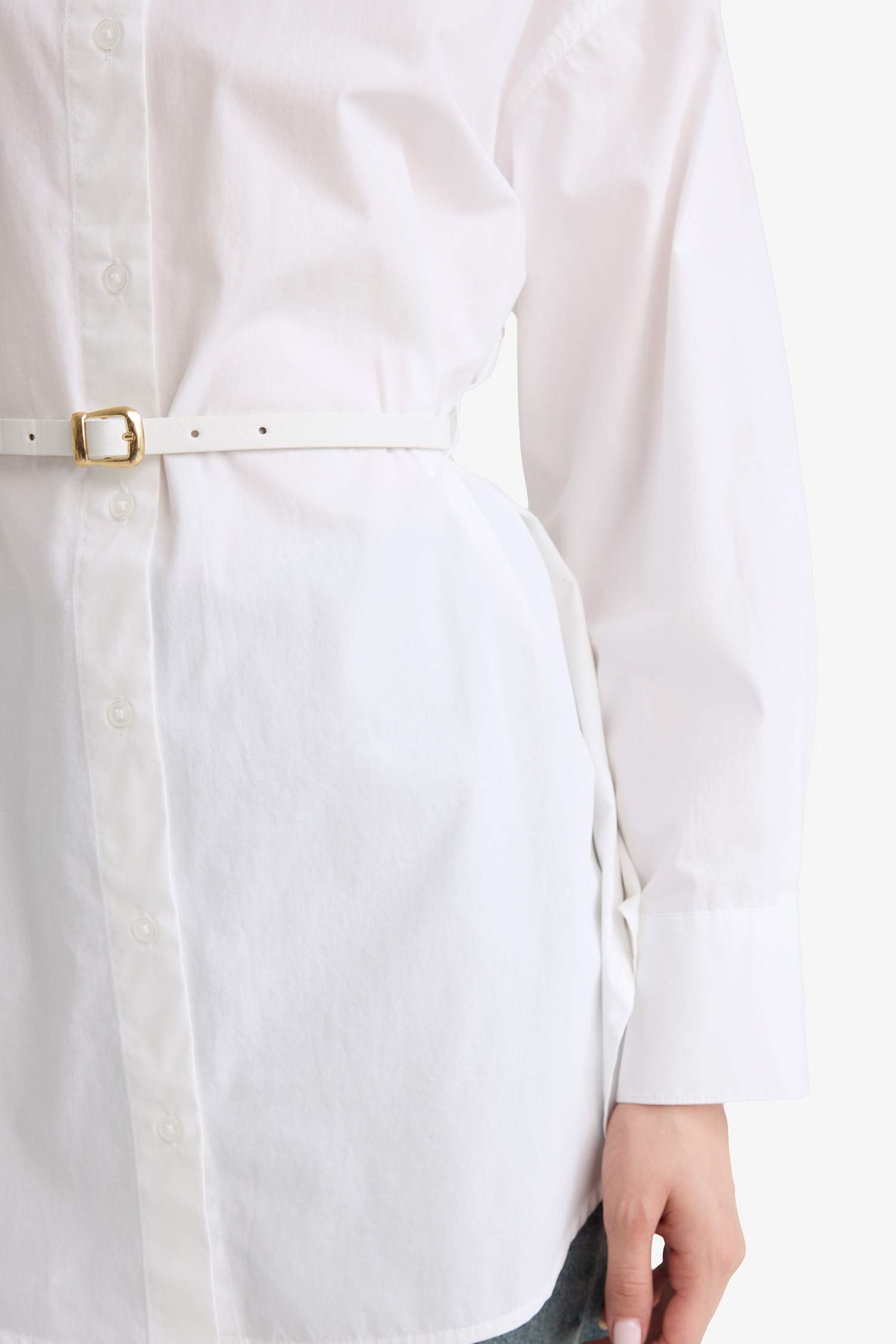 قميص نسائي طويل (تونيك) أبيض مع بنطال جينز وقصة عصرية