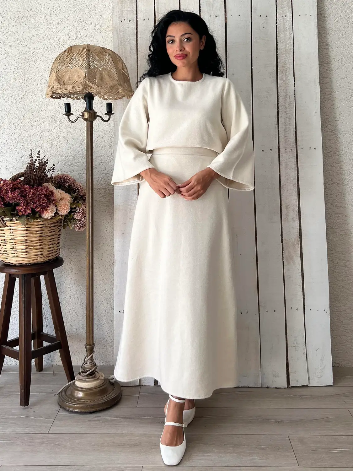 طقم قطعتين (بلوزة وتنورة) بلون كريمي راقٍ