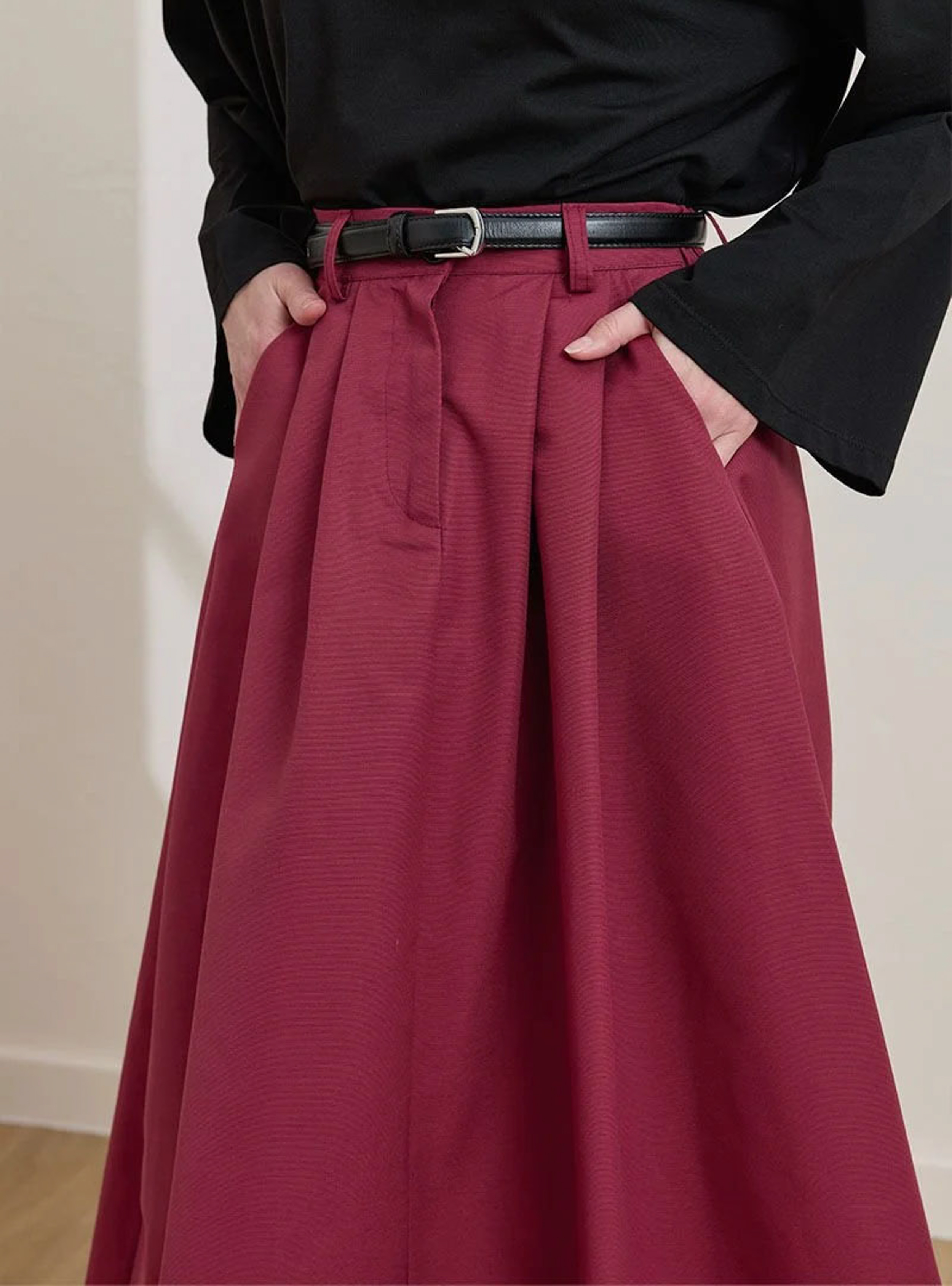 تنورة ماكسي بكسرات ولون عنابي (بوردو) و بلوزة سوداء فاخرة 