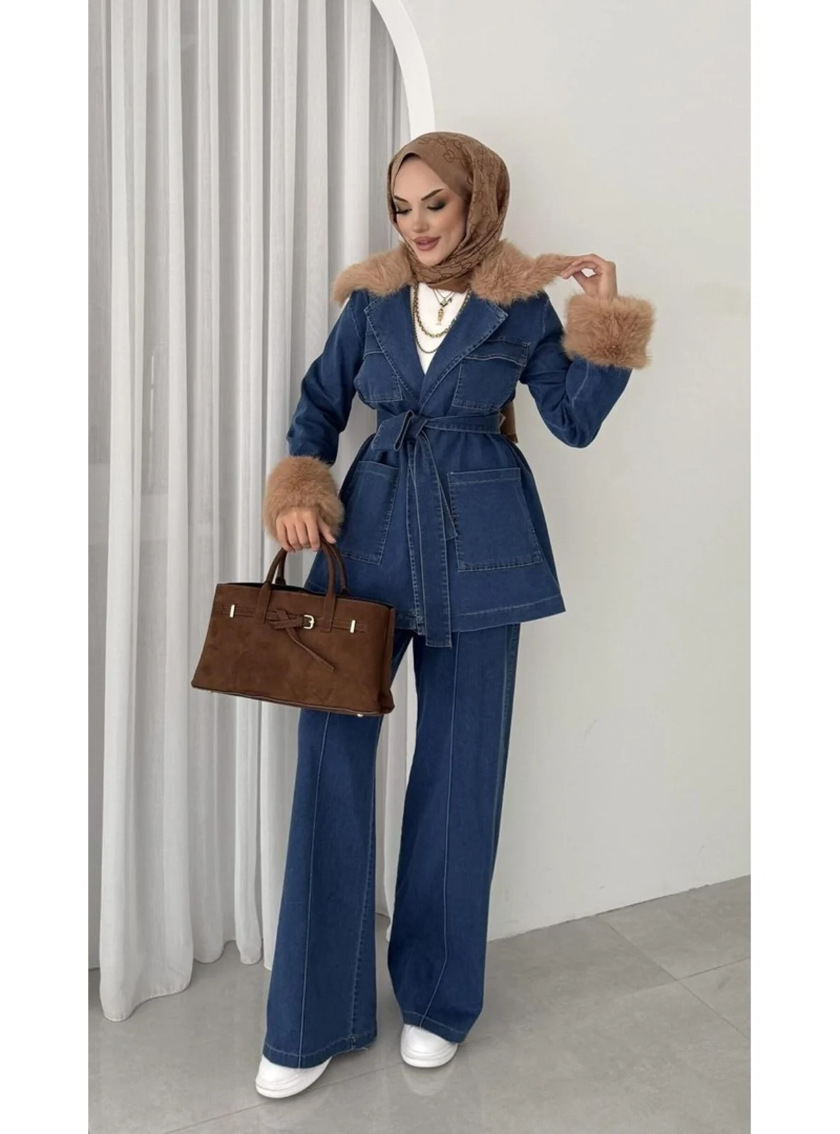 طقم جينز نسائي قطعتين - أزرق غامق بتفاصيل فرو