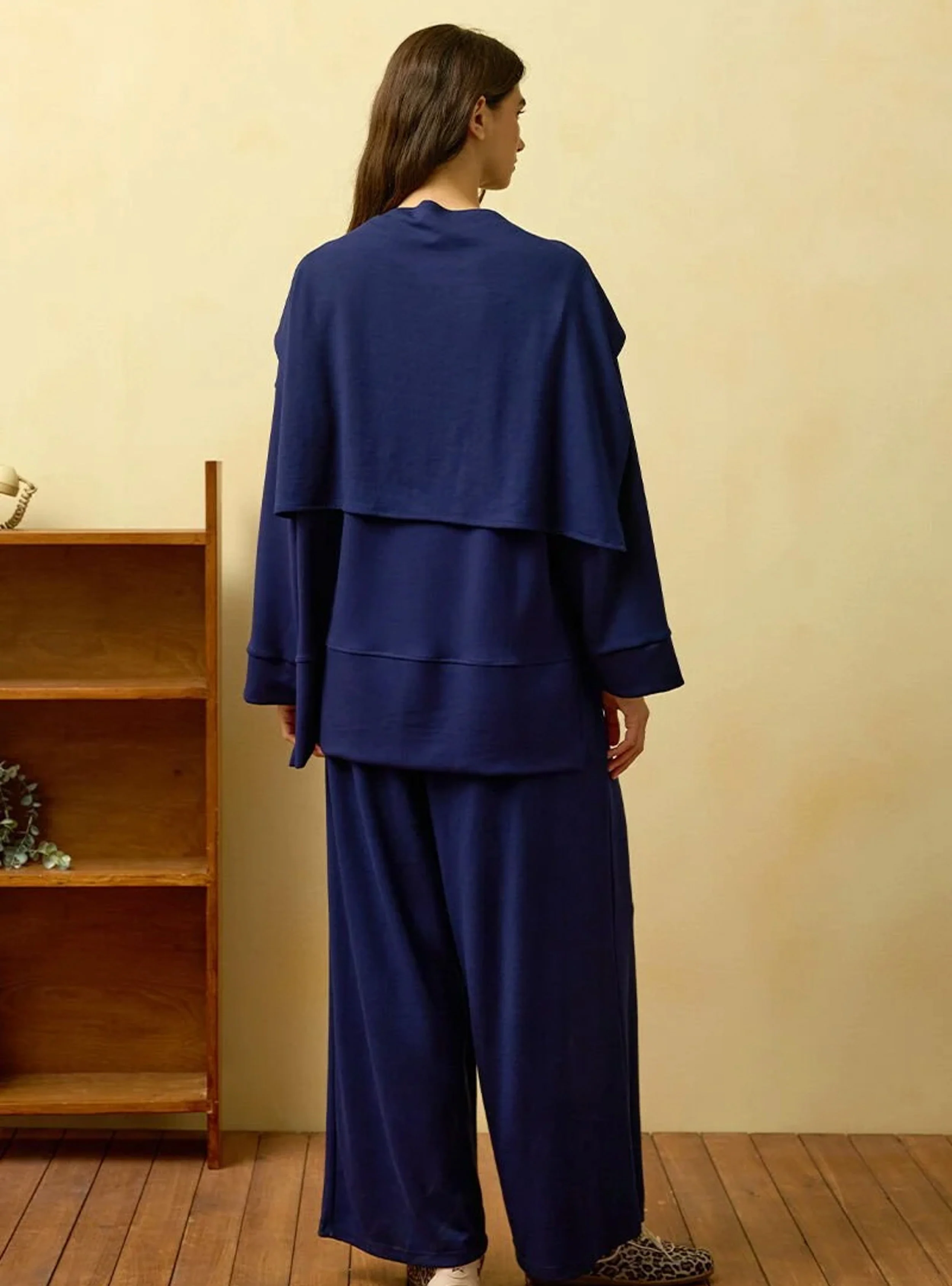 طقم "كوزي" قطعتين باللون الكحلي مع وشاح مدمج