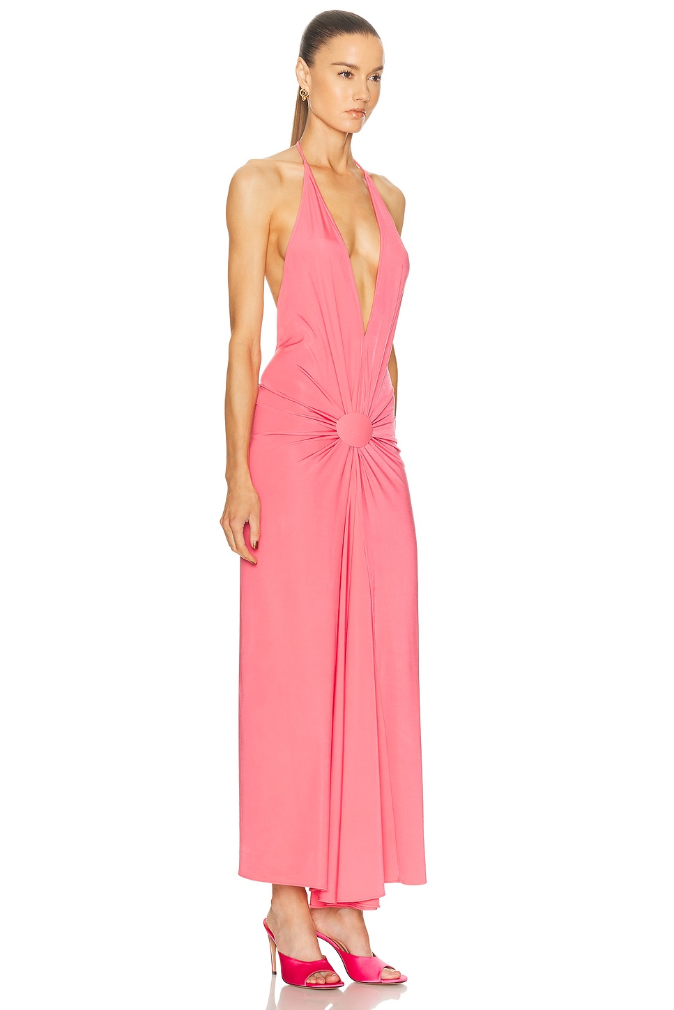 فستان ماكسي وردي بفتحة صدر V عميقة وتفصيل حلقي