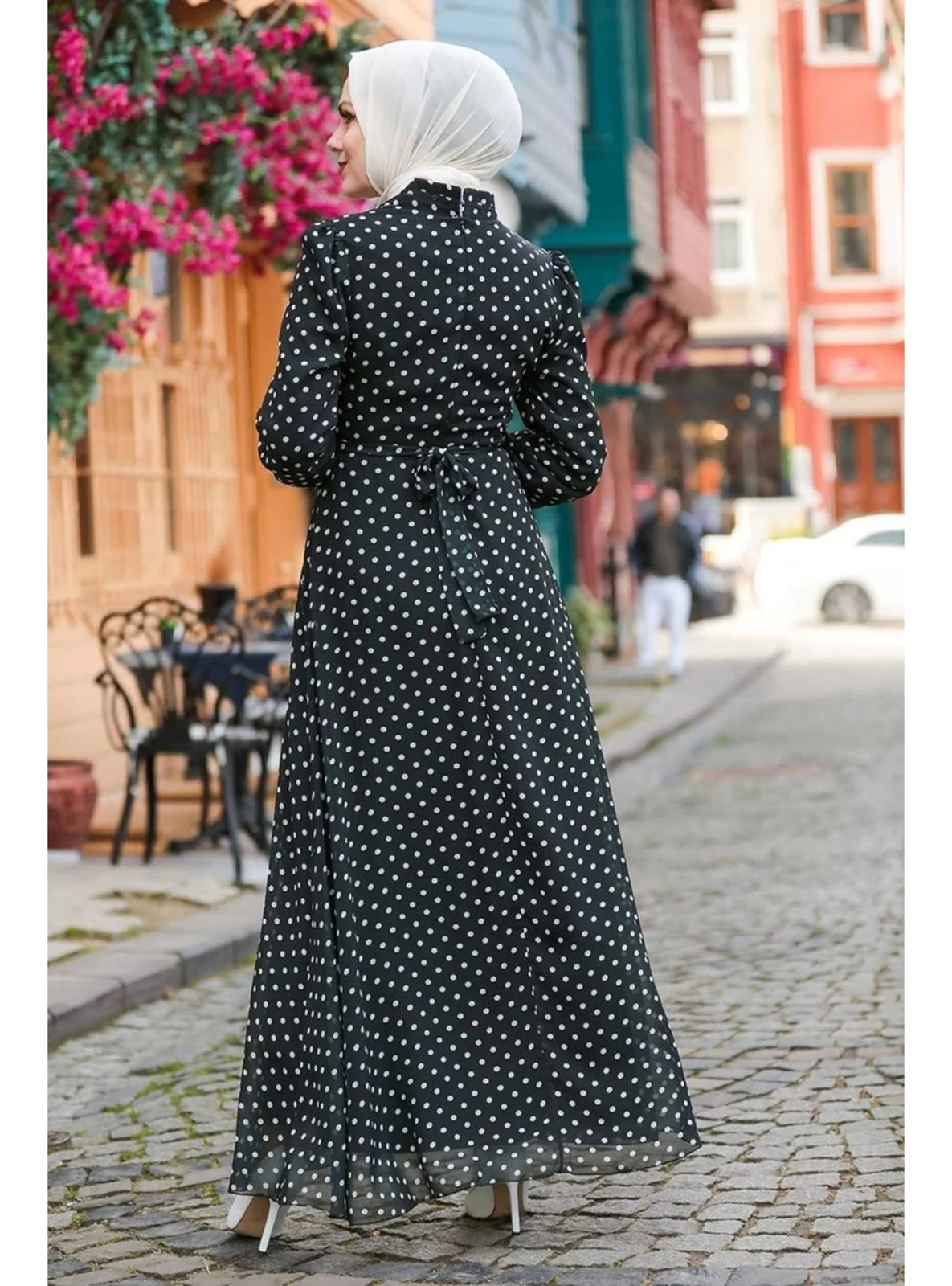 فستان "بولكا دوت" أسود أنيق - إطلالة كلاسيكية محتشمة