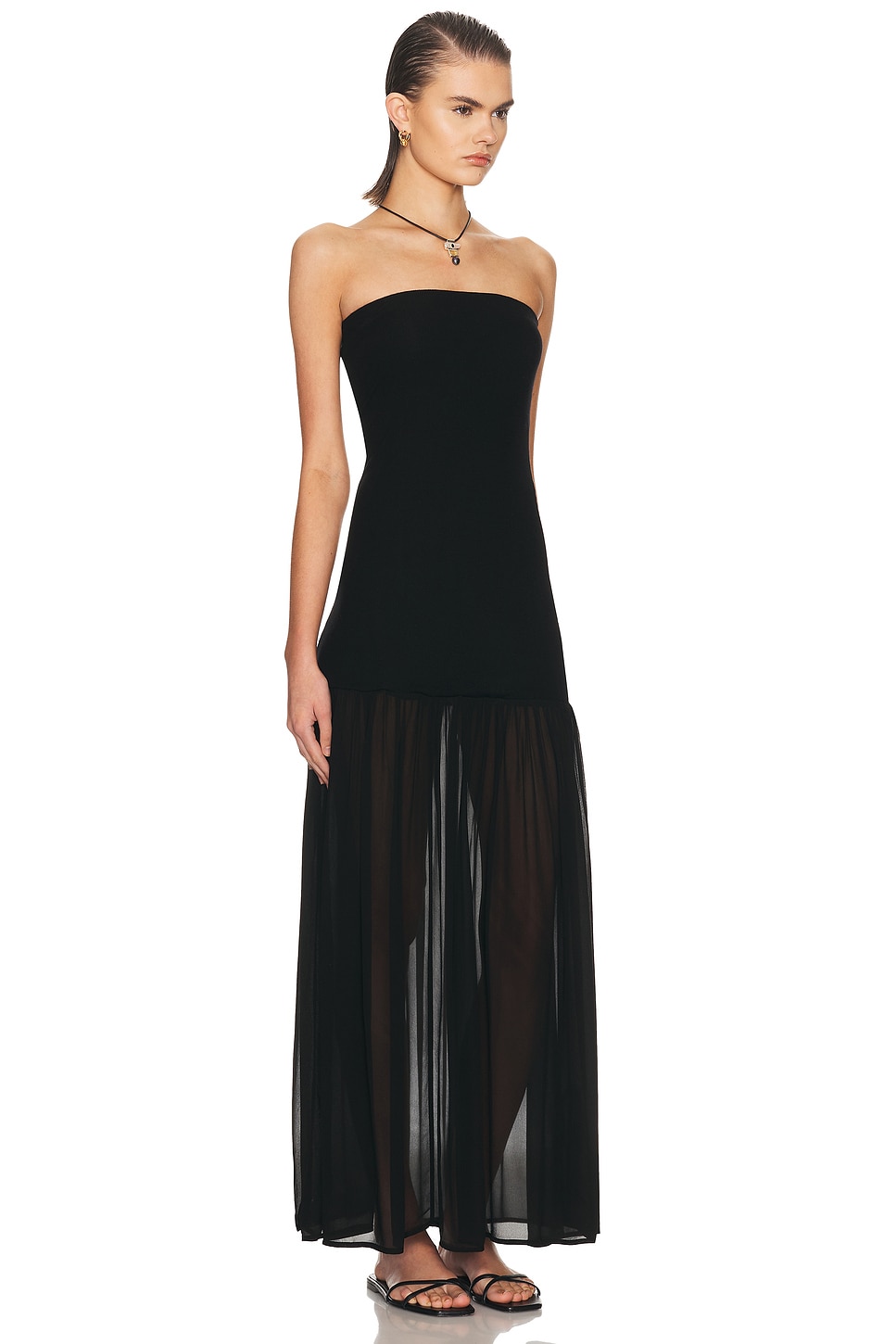 فستان "ماكسي" أسود بتصميم عصري (بقصة بدون حمالات)