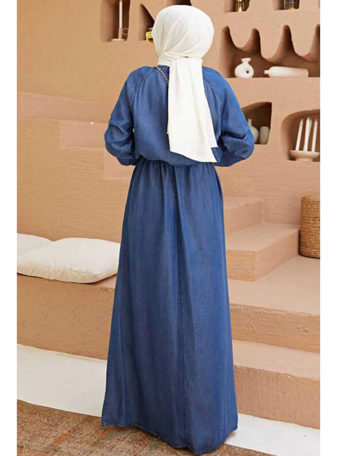 فستان جينز (دنيم) كحلي بتصميم راجلان عصري