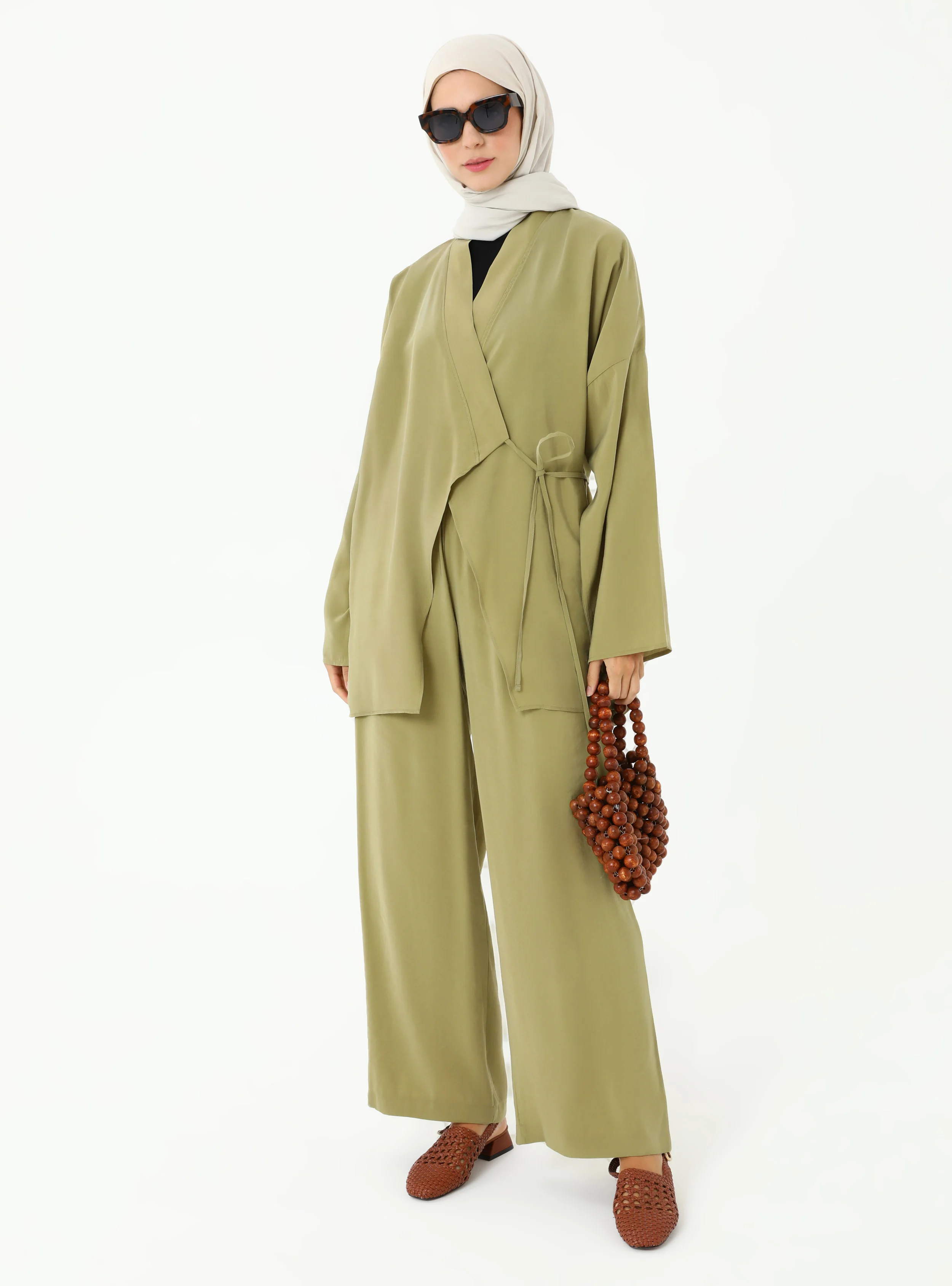 طقم نسائي قطعتين بلون أخضر زيتوني - أناقة عصرية ومحتشمة