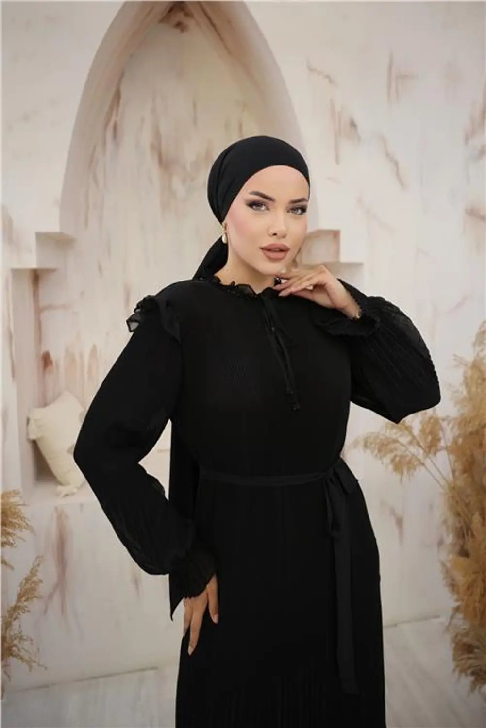 فستان "سواريه" أسود ناعم بتصميم ملكي