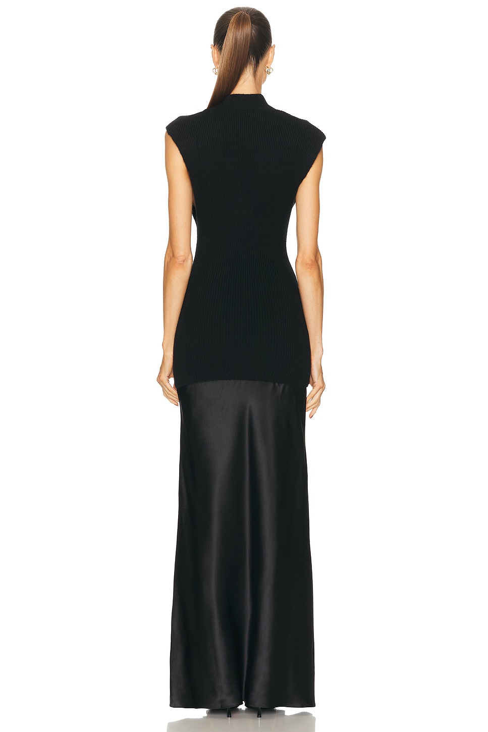 فستان ماكسي أسود بتصميم "مونوكروم" يجمع بين القطن المضلع والساتان