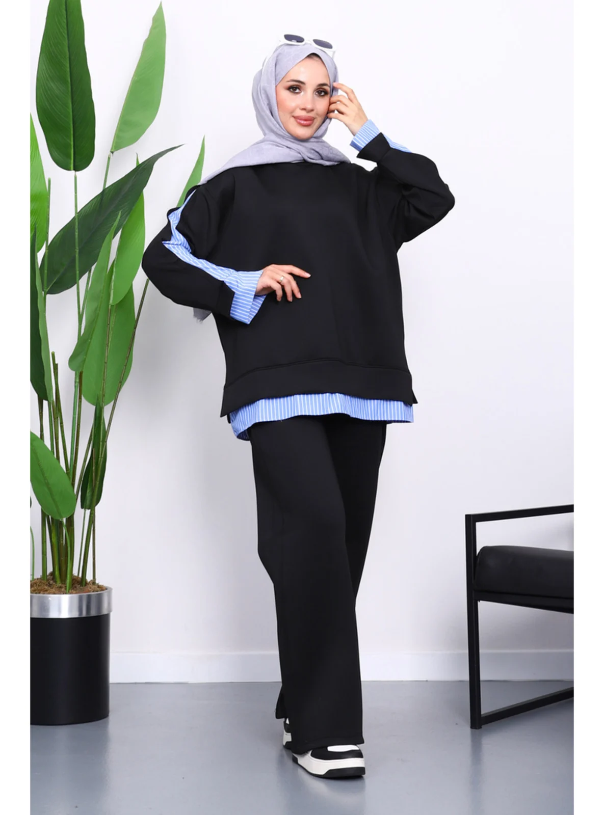 طقم "سكوبا" عصري - أسود بتفاصيل مخططة