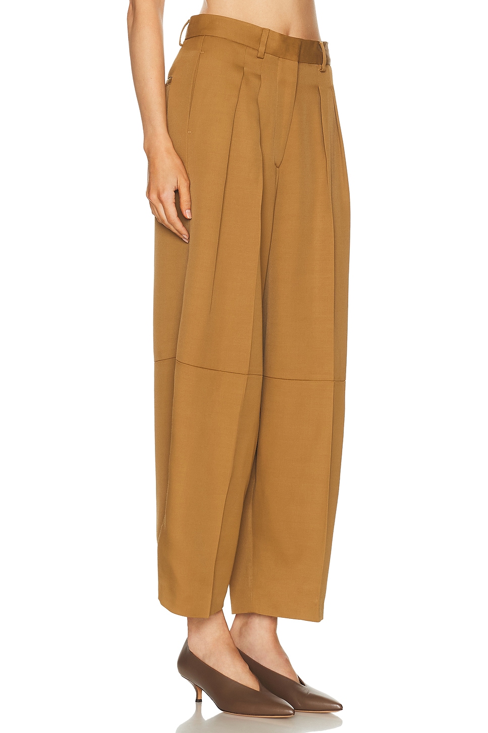 بنطال واسع بكسرات أمامية وتصميم "بارل" (Barrel) - لون خردلي