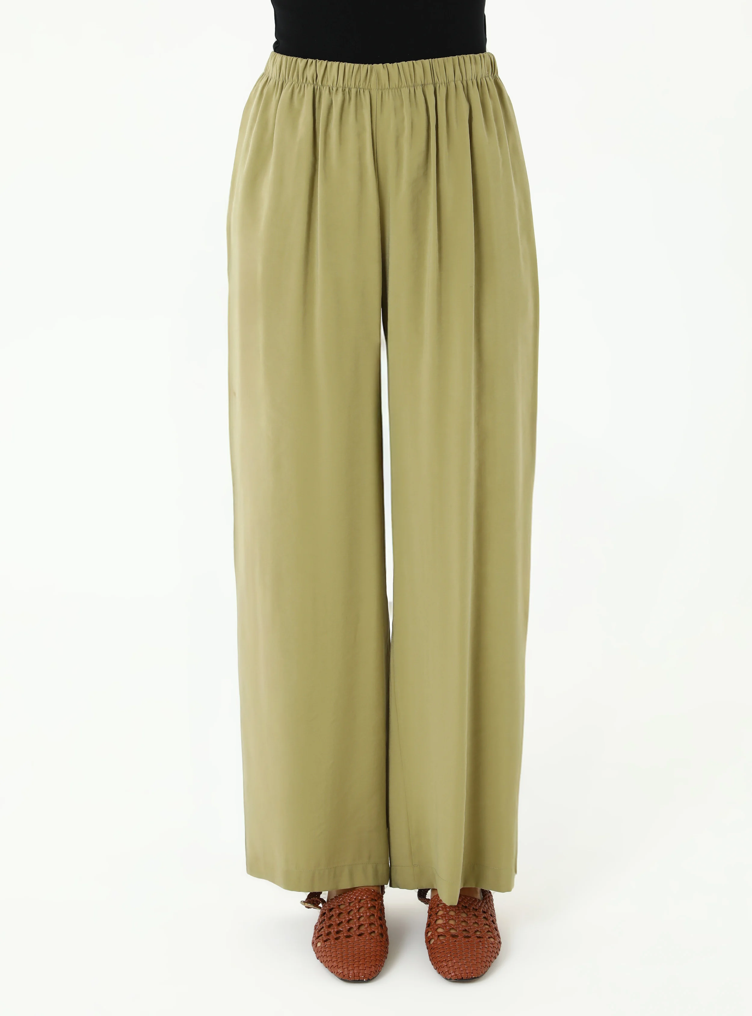 طقم نسائي قطعتين بلون أخضر زيتوني - أناقة عصرية ومحتشمة