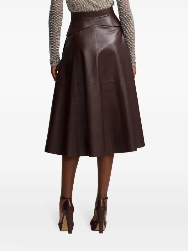 تنورة "ميدي" من الجلد الفاخر بتصميم كلاسيكي وتفاصيل أحزمة