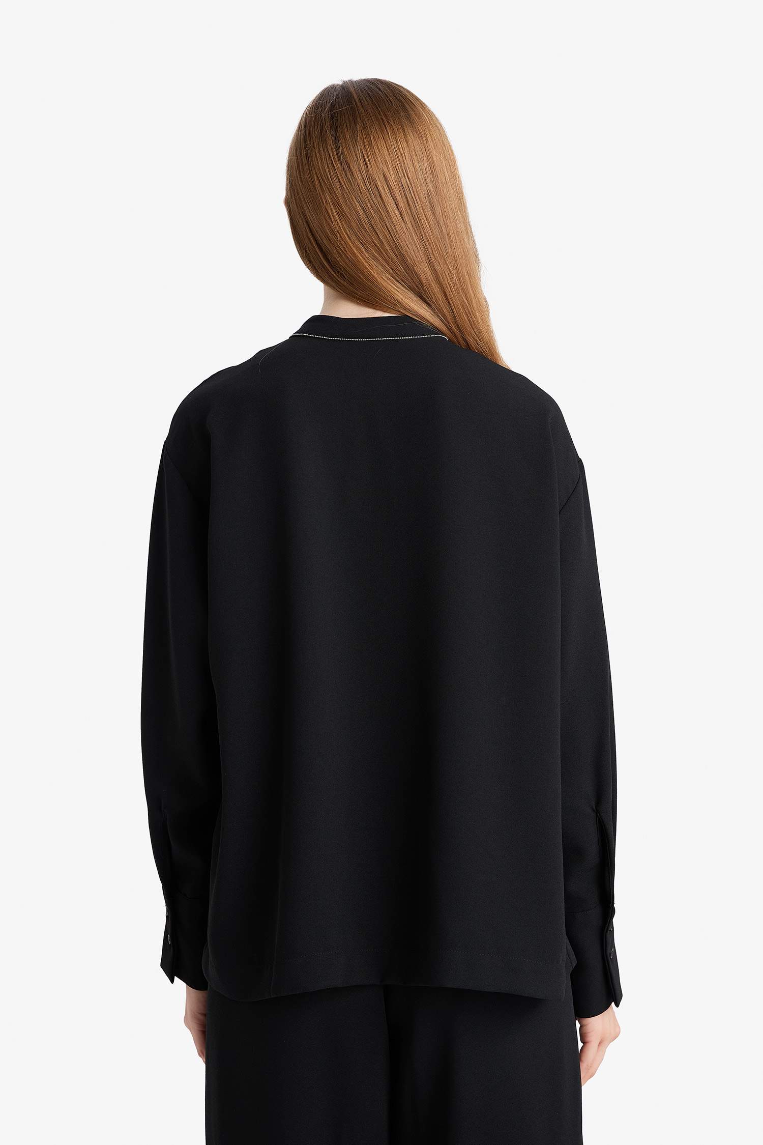 بلوزة نسائية كلاسيكية بياقة صينية وتفاصيل مطرزة - أسود