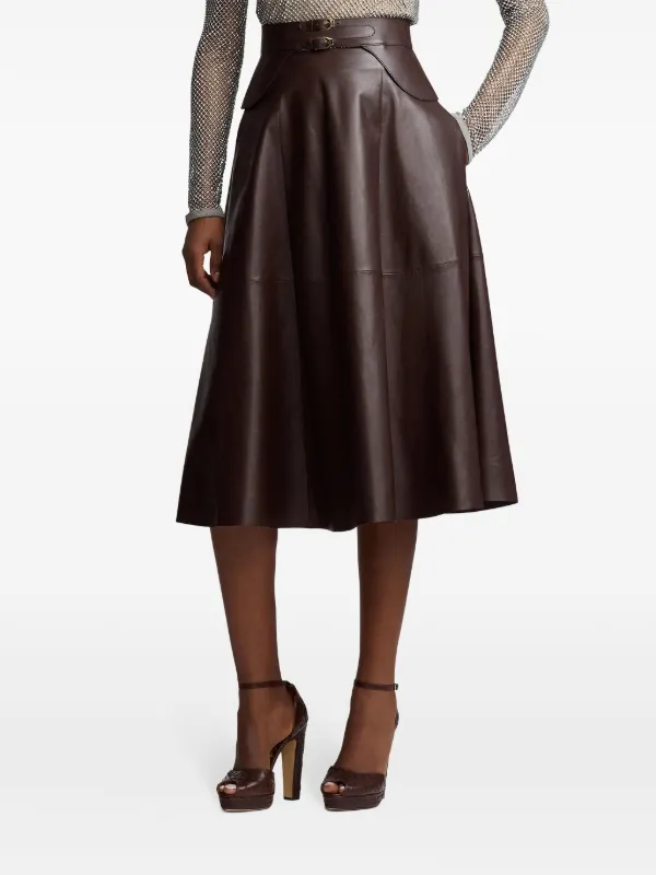 تنورة "ميدي" من الجلد الفاخر بتصميم كلاسيكي وتفاصيل أحزمة