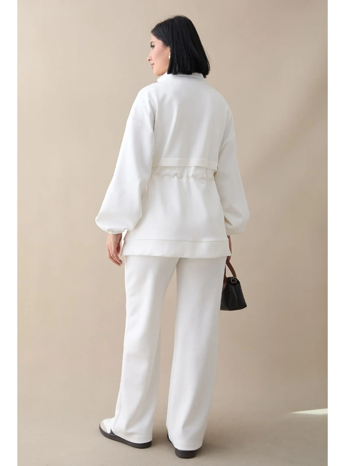 طقم "أويشو" قطعتين باللون الأبيض الناصع - عصري وعملي