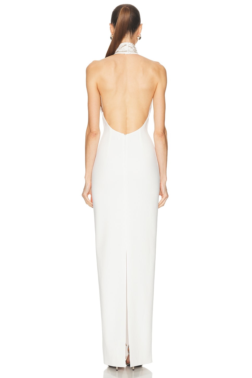 فستان سهرة "ماكسي" أبيض بياقة مرصعة