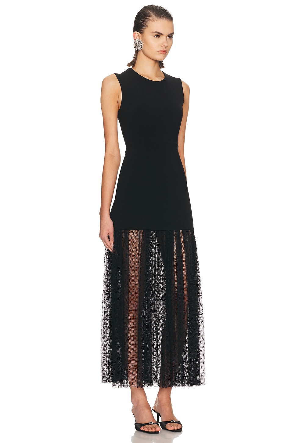 فستان "ميدي" أسود بتصميم عصري وتفاصيل من الدانتيل المنقط