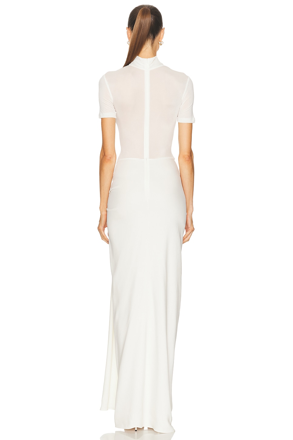 فستان "ماكسي" أبيض بتصميم درابيه عصري