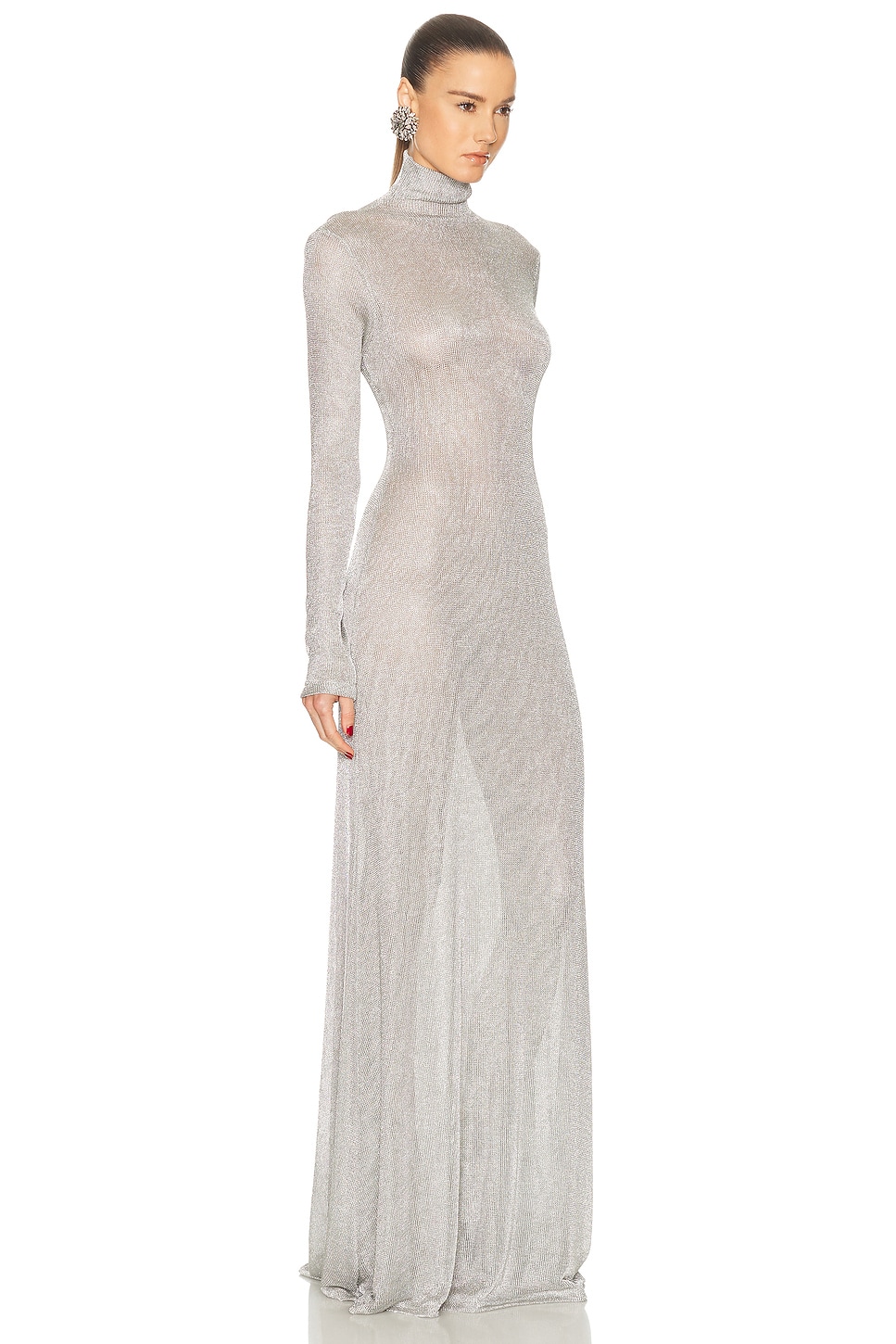 فستان "ماكسي" بياقة عالية ولمعة ميتاليك فضية