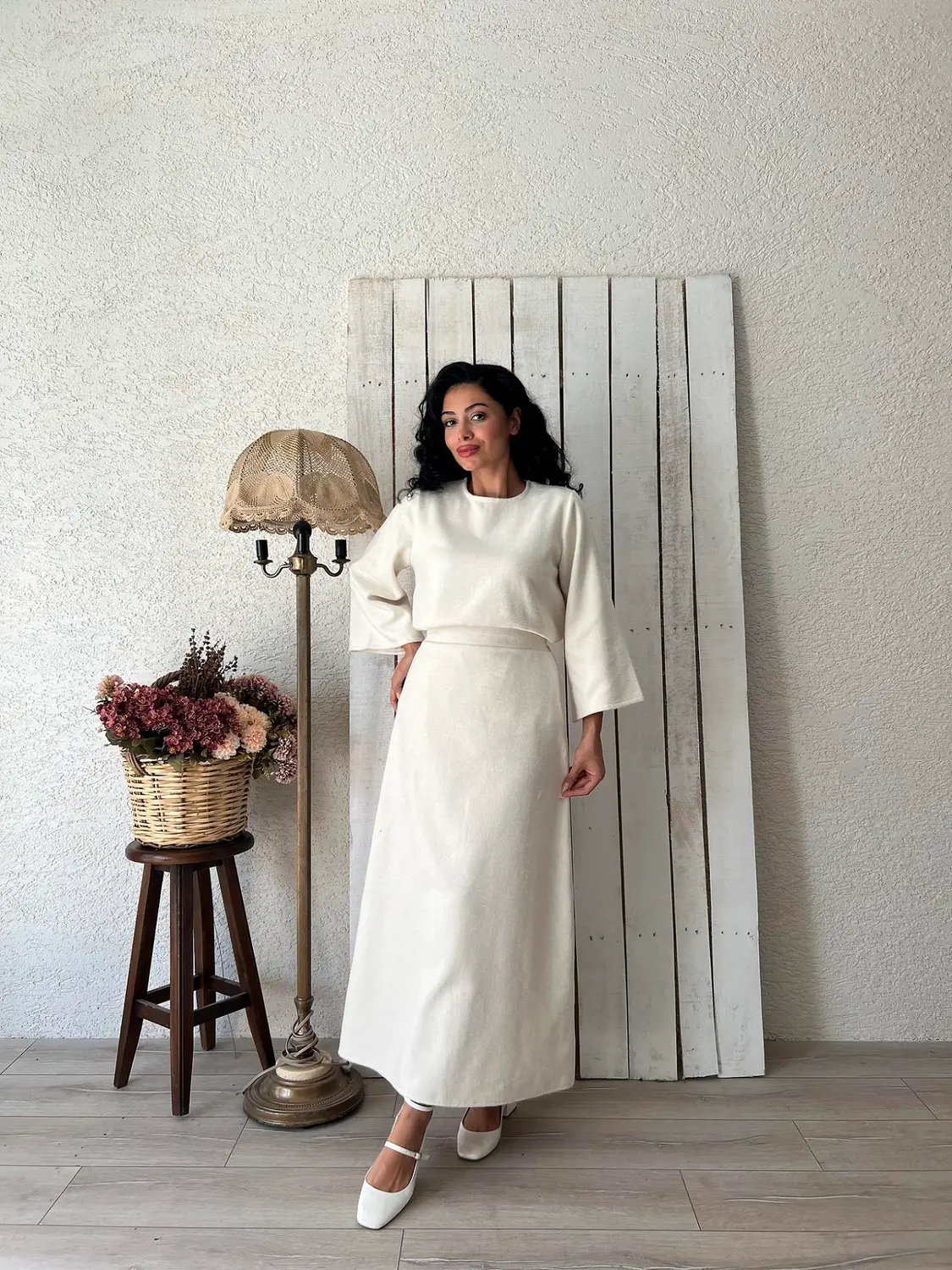 طقم قطعتين (بلوزة وتنورة) بلون كريمي راقٍ