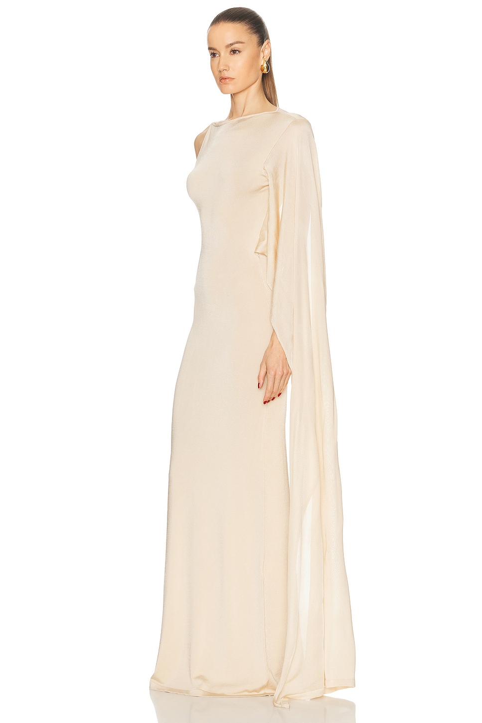 فستان سهرة "إيثيريول" بكتف مكشوف وتفاصيل درابيه