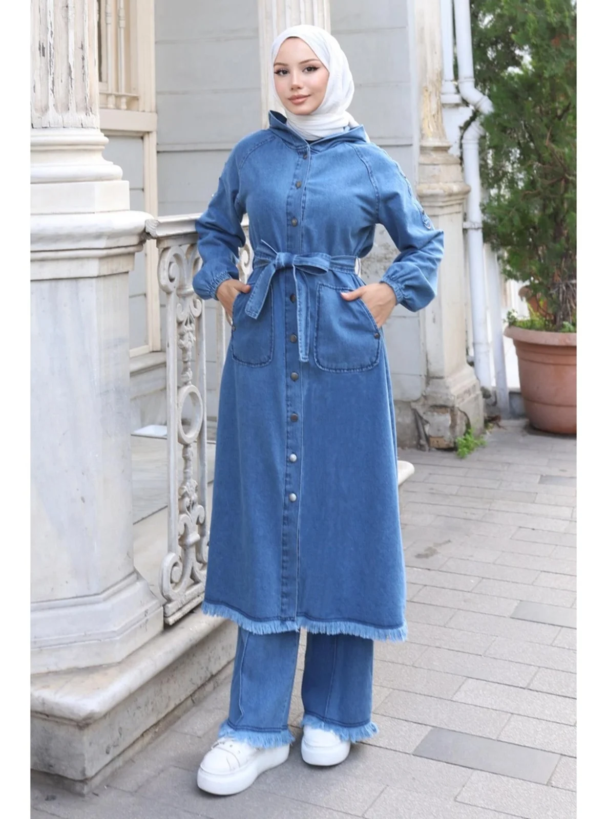 طقم جينز نسائي عصري قطعتين - أزرق فاتح بتفاصيل شراريب