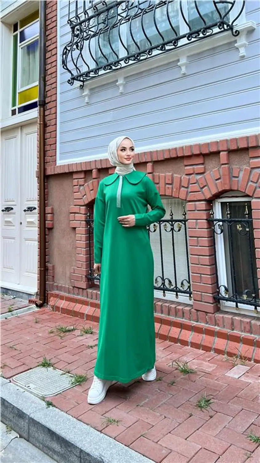 فستان "جنة" نسائي طويل بياقة حجرية - أخضر زمردي