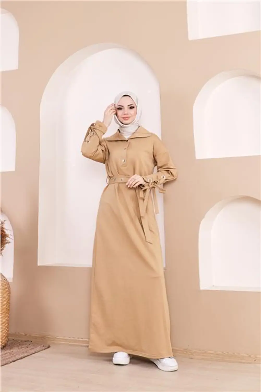 فستان "ترنش" مودرن بحزام خصر وتفاصيل أكمام مميزة