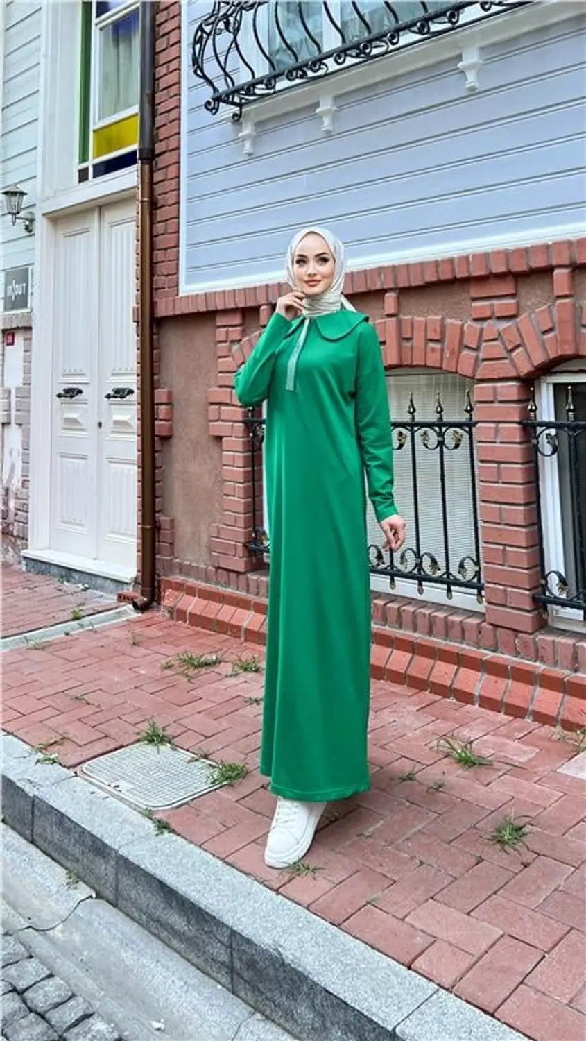 فستان "جنة" نسائي طويل بياقة حجرية - أخضر زمردي