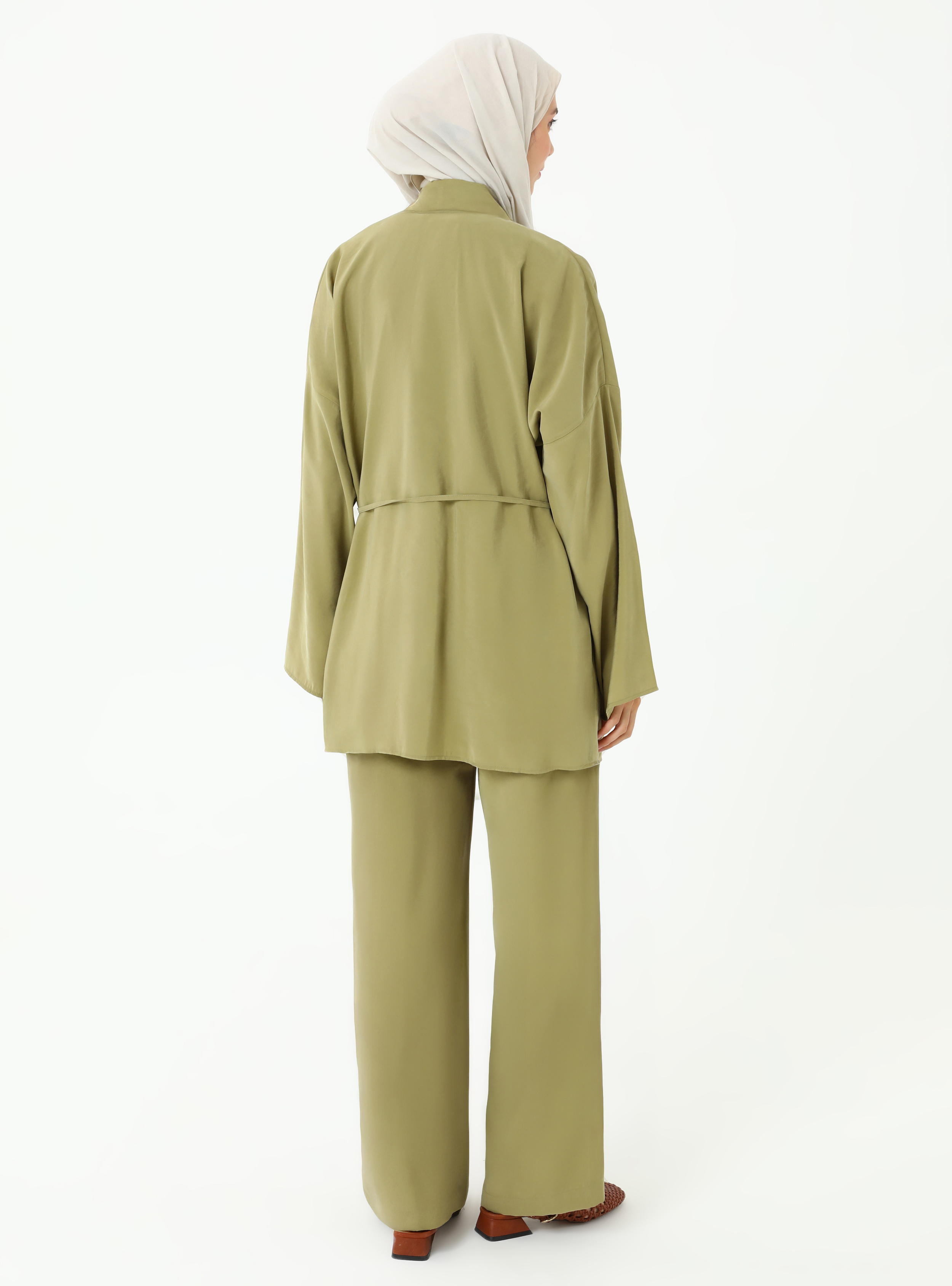 طقم نسائي قطعتين بلون أخضر زيتوني - أناقة عصرية ومحتشمة