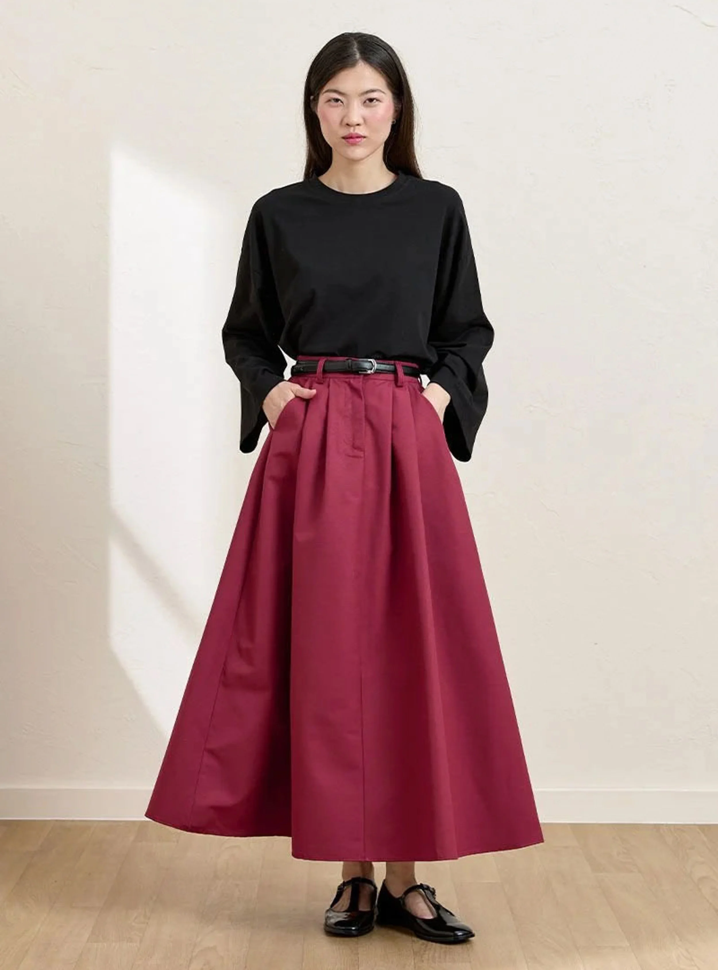 تنورة ماكسي بكسرات ولون عنابي (بوردو) و بلوزة سوداء فاخرة 