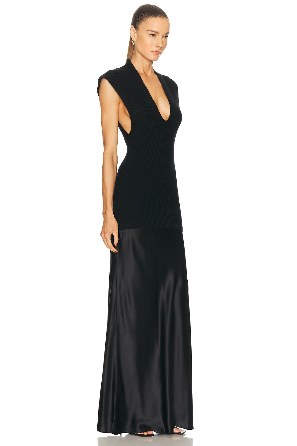 فستان ماكسي أسود بتصميم "مونوكروم" يجمع بين القطن المضلع والساتان